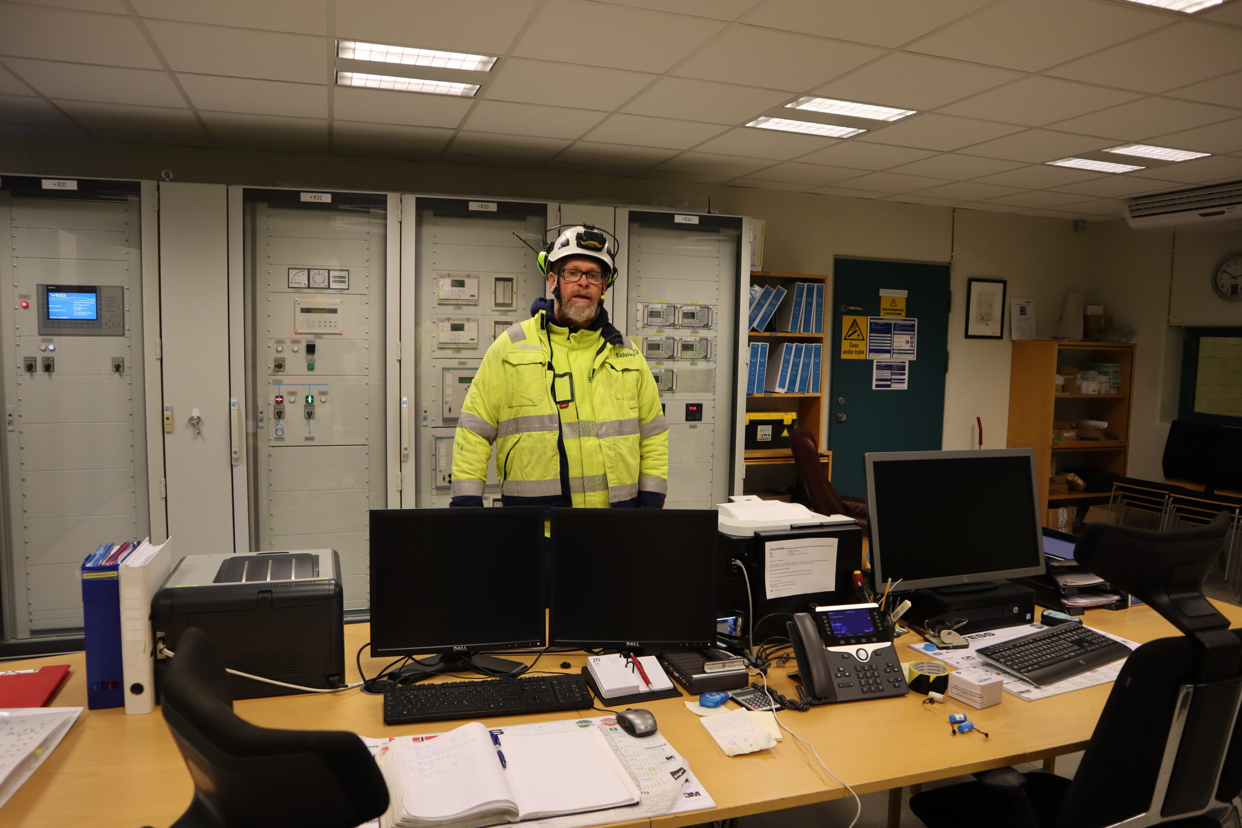 Vegar Kjos Andersen viser frem kontrollrommet på Kongsvinger kraftverk