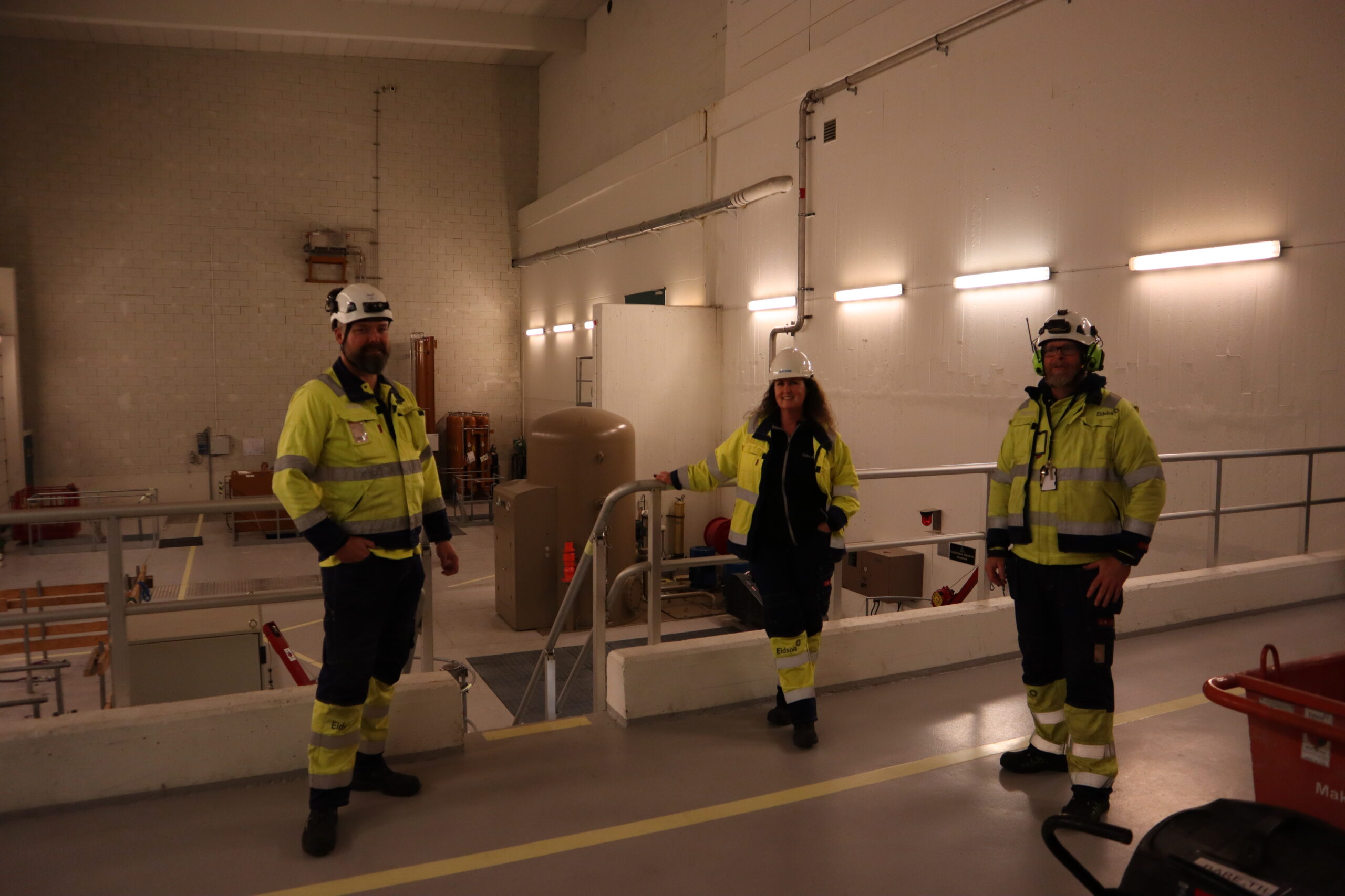 f.v. Leo Sørbye kraftverksjef i innlandet, Ragnhild Abrante,kommunikasjonssjef og Vegar Kjos Andersen viser frem Kongsvingers største kraftverk
