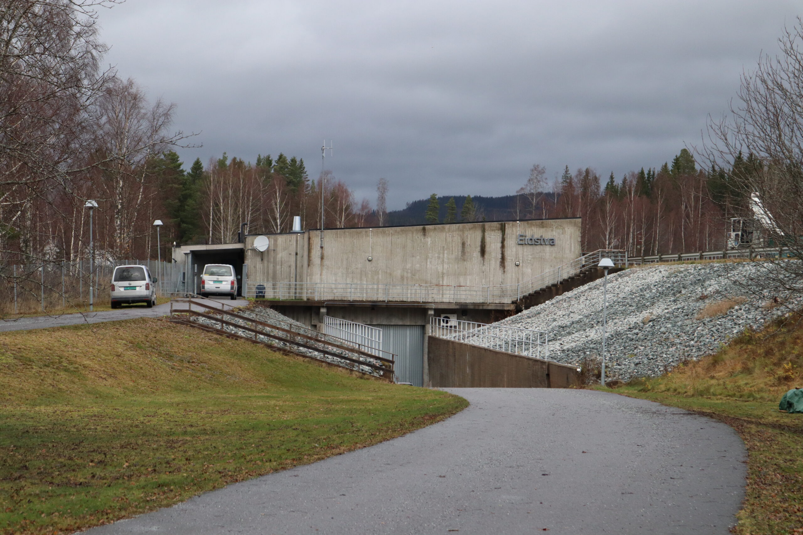 I dette bygget produseres strømmen. Fra gulv til tak er det nesten 30 meter.