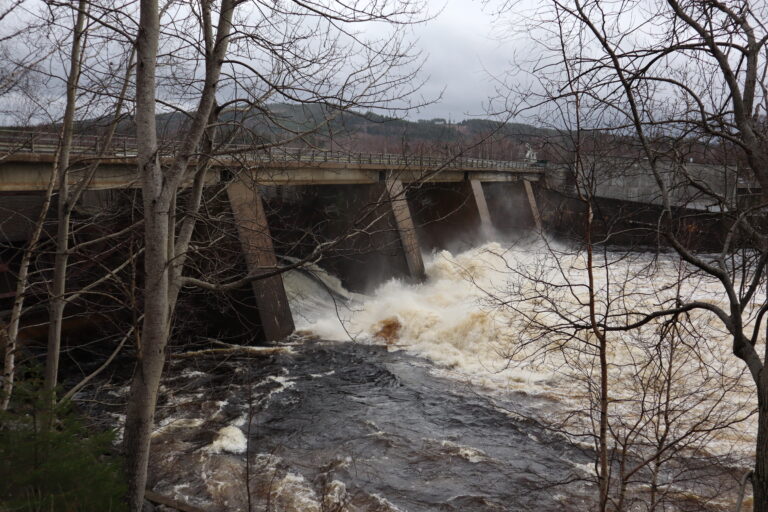 Store vannmengder fosser gjennom flomlukene på Svartfossen