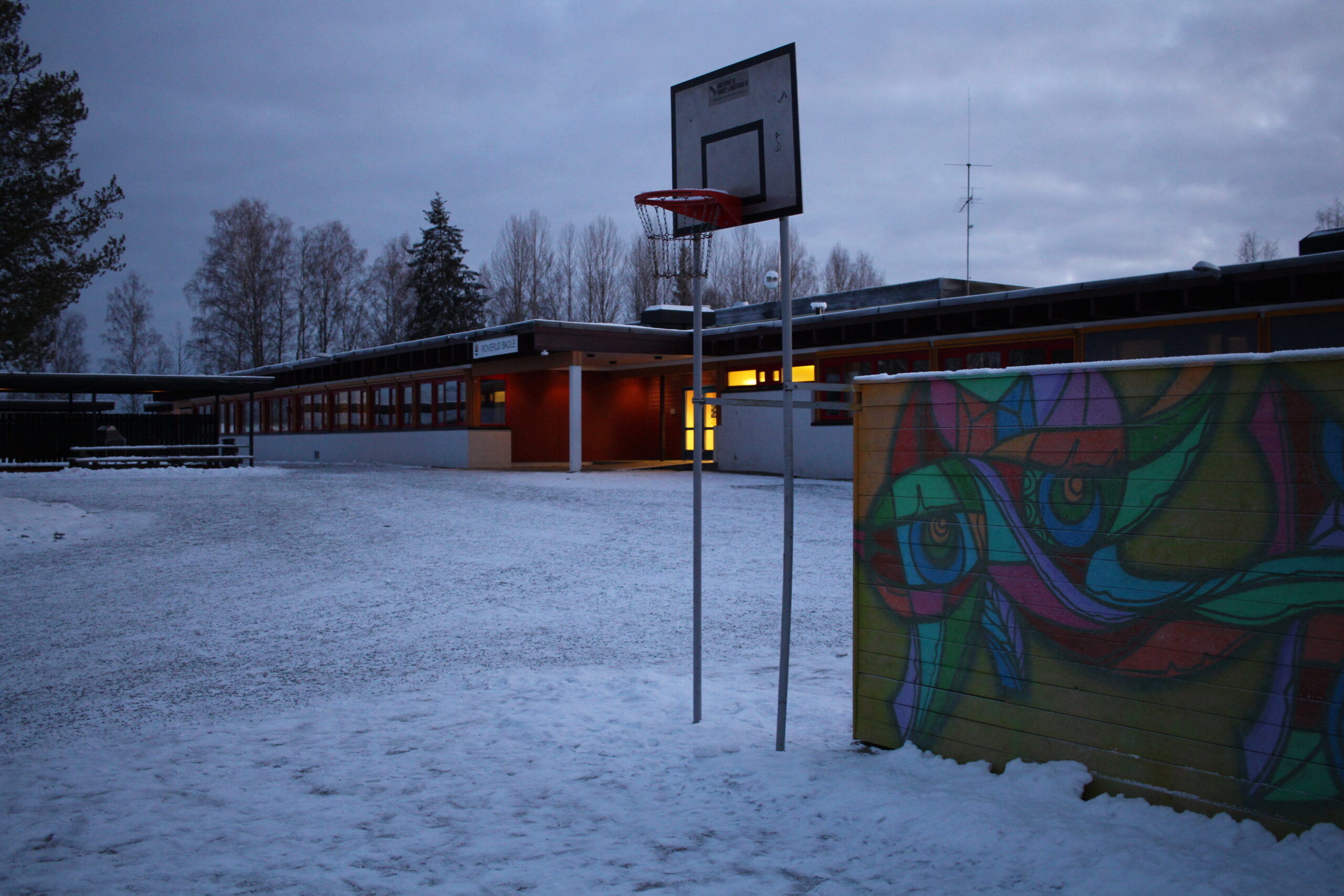 – En ting er de som bor her på Roverud, men det er også de som bor innenfor skolesonen som allerede bor litt langt unna og som nå vil få enda lengre vei hit, sier Kiesel-Bergersen.