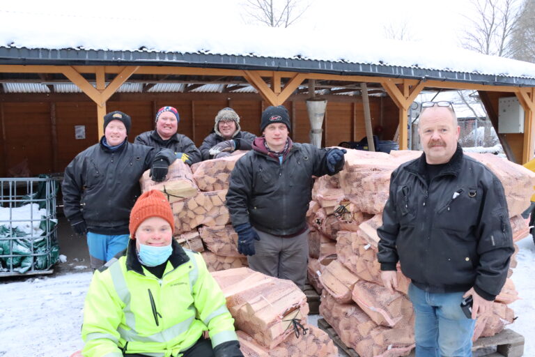 Magnus Haugland (foran t.v.), Martin Stenberg (t.v.), Johnny Gulliksen, Odd Inge Westby, Dan Godal og Jan Trøbråten står på for å levere ut ved i kulda.