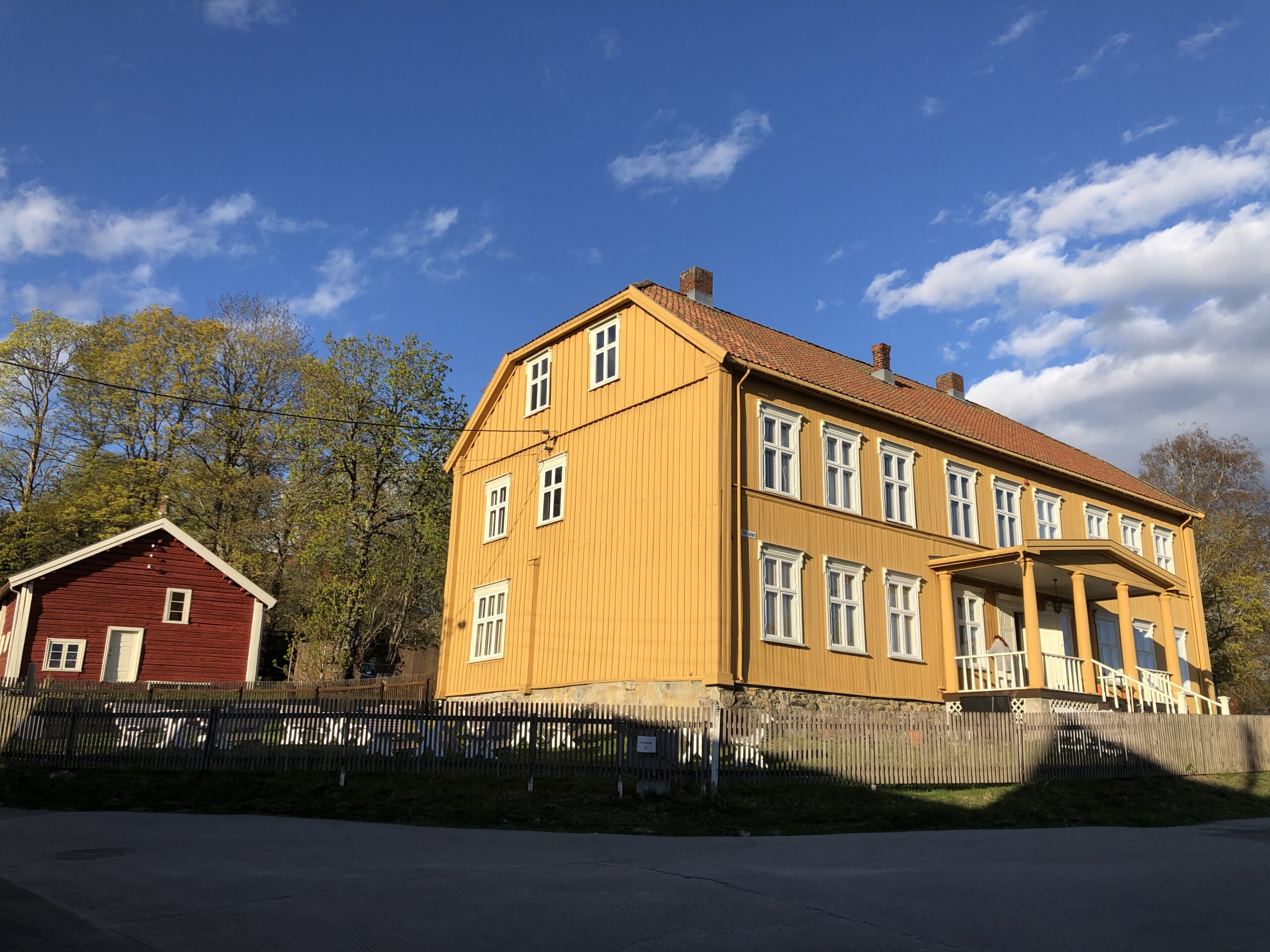 Klassisismen har satt sitt preg på noen av de store gårdene som Aamodtgården (bildet), Balchengården og Odd Fellow-bygget.