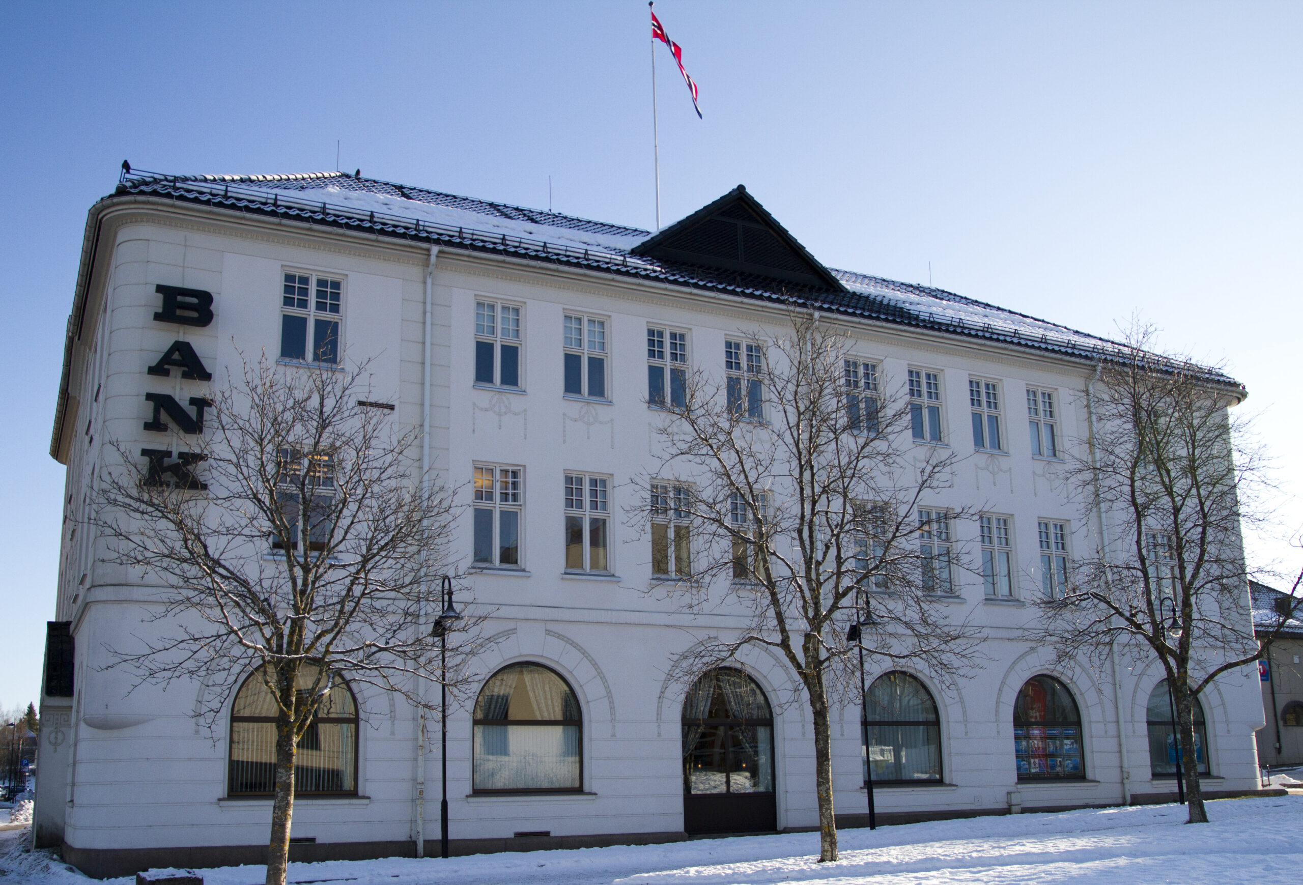Arkitekt Carl Michalsens tegnet en rekke flotte jugend-bygg i Ålesund etter bybrannen i 1904. Han står også bak Sparebank-bygget.