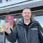 Sverre Schjervheim (t.h) var tirsdag tilbake på jobb etter å ha krysset grensen til Norge. Mirzet Mahmuljin er glad for å ha kollegaen tilbake.