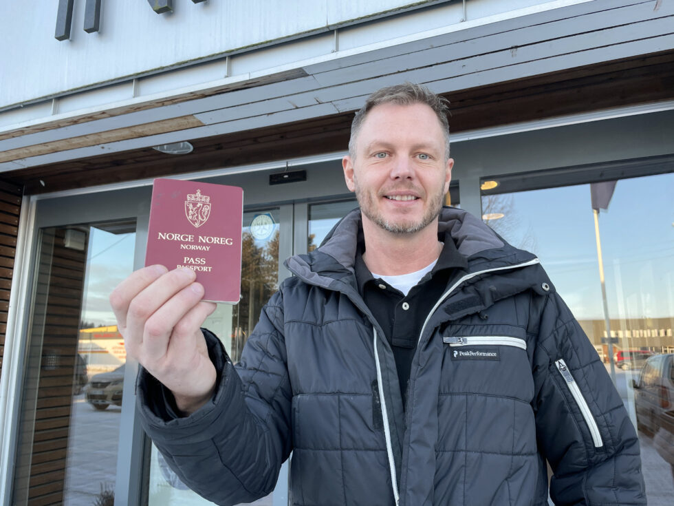 Sverre Schjervheim (t.h) var tirsdag tilbake på jobb etter å ha krysset grensen til Norge. Mirzet Mahmuljin er glad for å ha kollegaen tilbake.