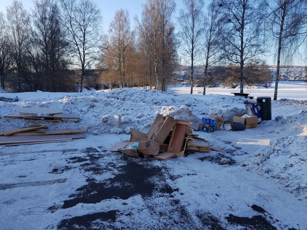 På rasteplassen ved Hov er det blitt lagt igjen søppel, trolig ganske nylig.