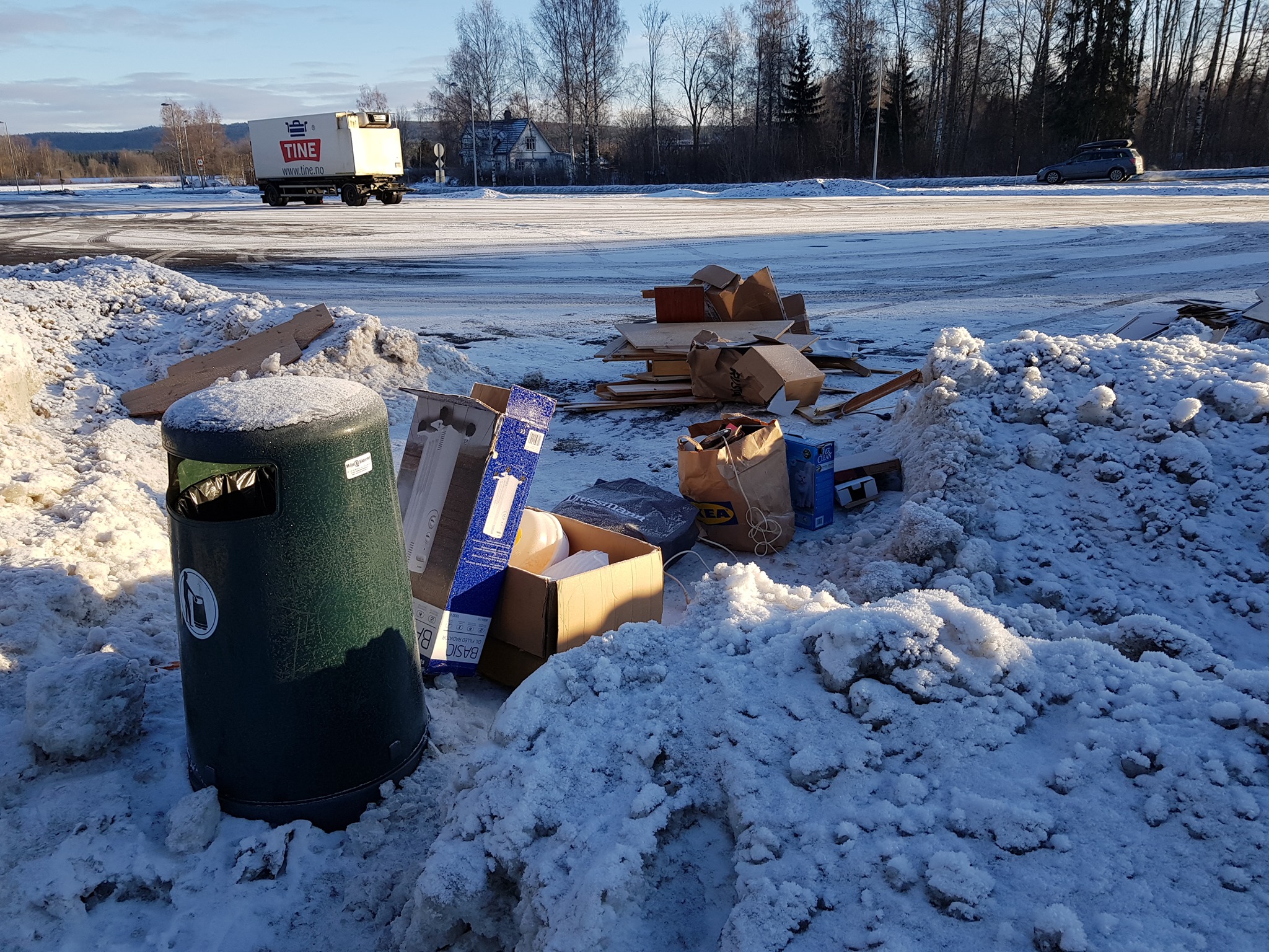Da søppelet ikke fikk plass i dunken, ble det i stedet liggende på bakken.