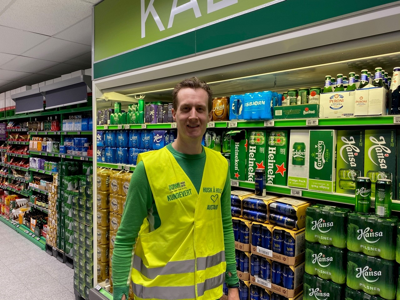 Simen Sætaberget-Hansrud har lagt bak seg et hektisk år, først som assisterende butikksjef på Kiwi Sundehjørnet, og siden juli som vikarierende butikksjef på Kiwi Roverud.