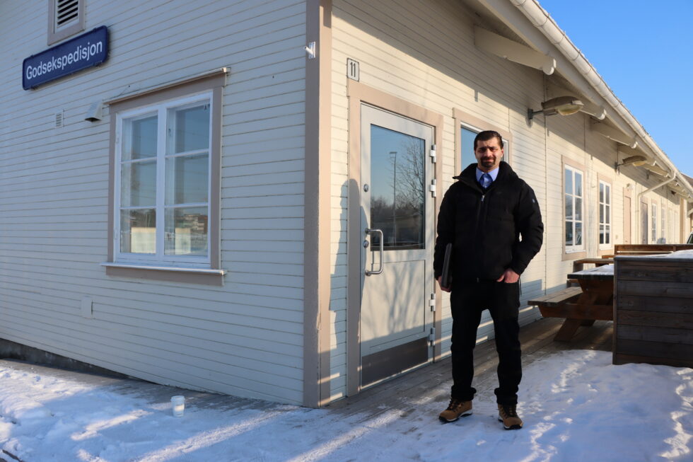 Aresh Khalil Pour Azar ønsker mer variasjon på markedet. Derfor ønsker han å etablere en kolonial på stasjonen.
