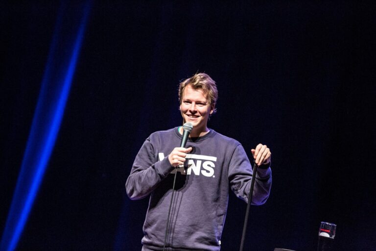 Rasmus Wold er en artig kar og en etablert komiker. Oslo-gutten er stor KIL-supporter, og lørdag opptrer han med sitt soloshow på Rådhus-Teatret i en av sine KIL-drakter.
