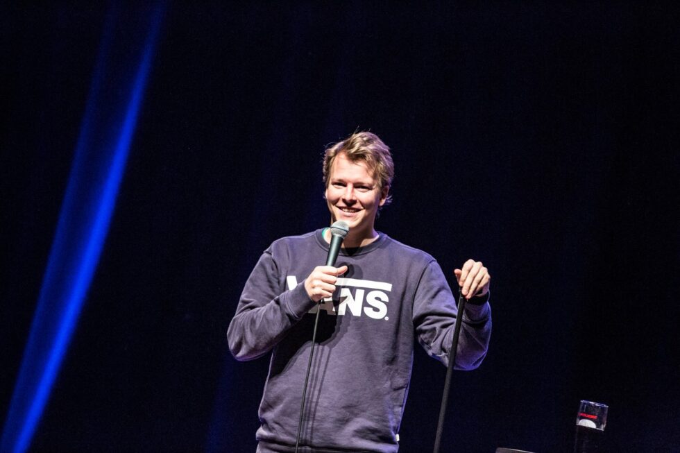Rasmus Wold er en artig kar og en etablert komiker. Oslo-gutten er stor KIL-supporter, og lørdag opptrer han med sitt soloshow på Rådhus-Teatret i en av sine KIL-drakter.