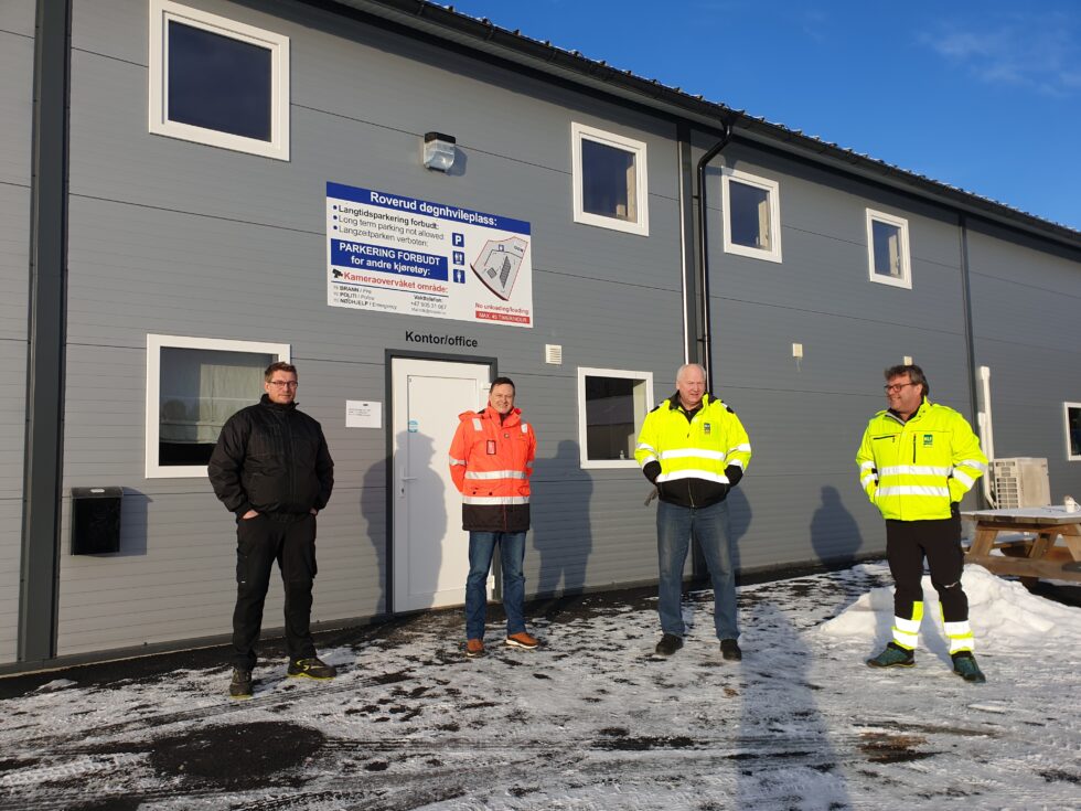 Foran servicebygget på Roverud døgnhvileplass på åpningsdagen. F. v. innehaver av døgnhvileplassen Terje Furuseth, Brandval Bil AS/TF Maskin , Cato Løkken, Statens vegvesen, forbundsleder Tore Velten, NLF, og Lars Rune Hagen, Odal NLF.