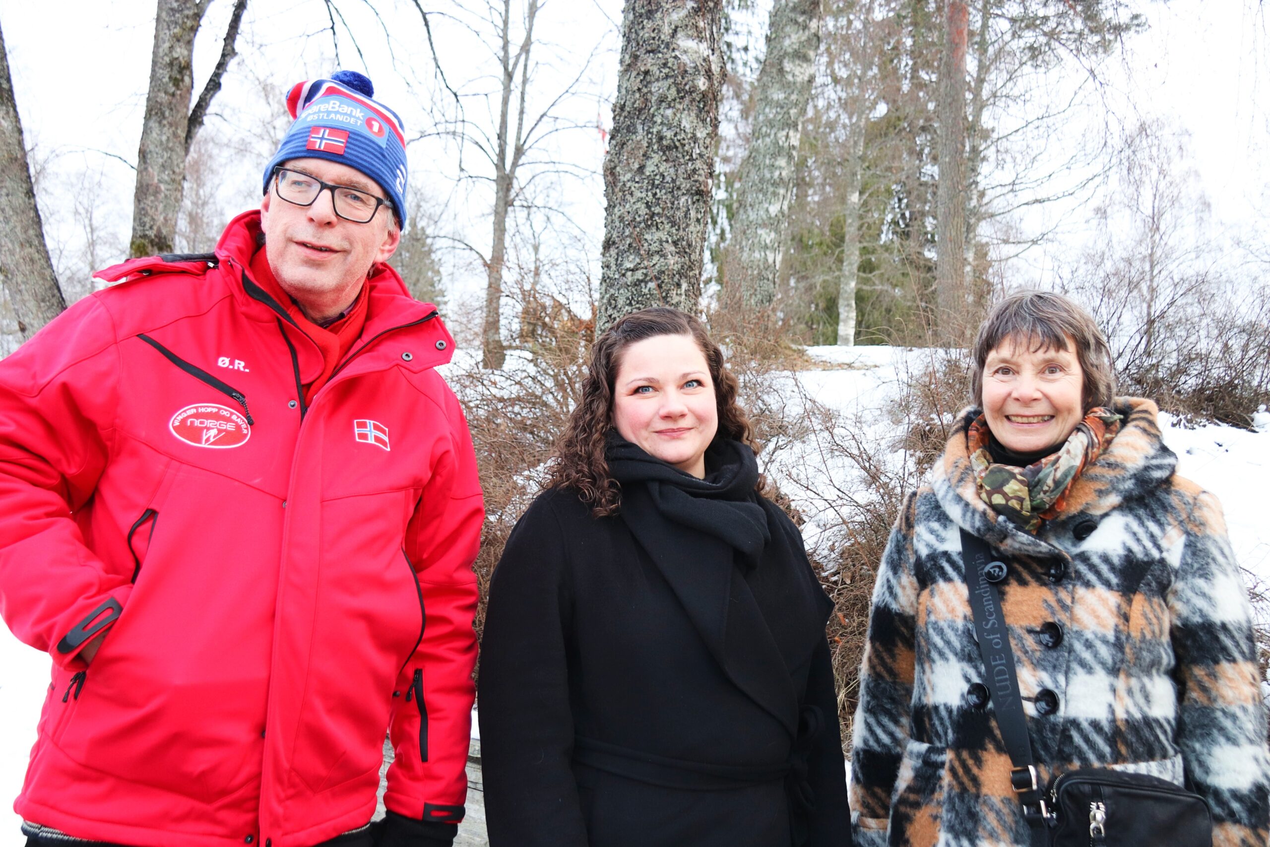 Øivind Roos sitter i styret i Sparebanken Hedmarks kunstfond, som Wenche Sæthre Høye leder. I midten er ordfører Margrethe Haarr.