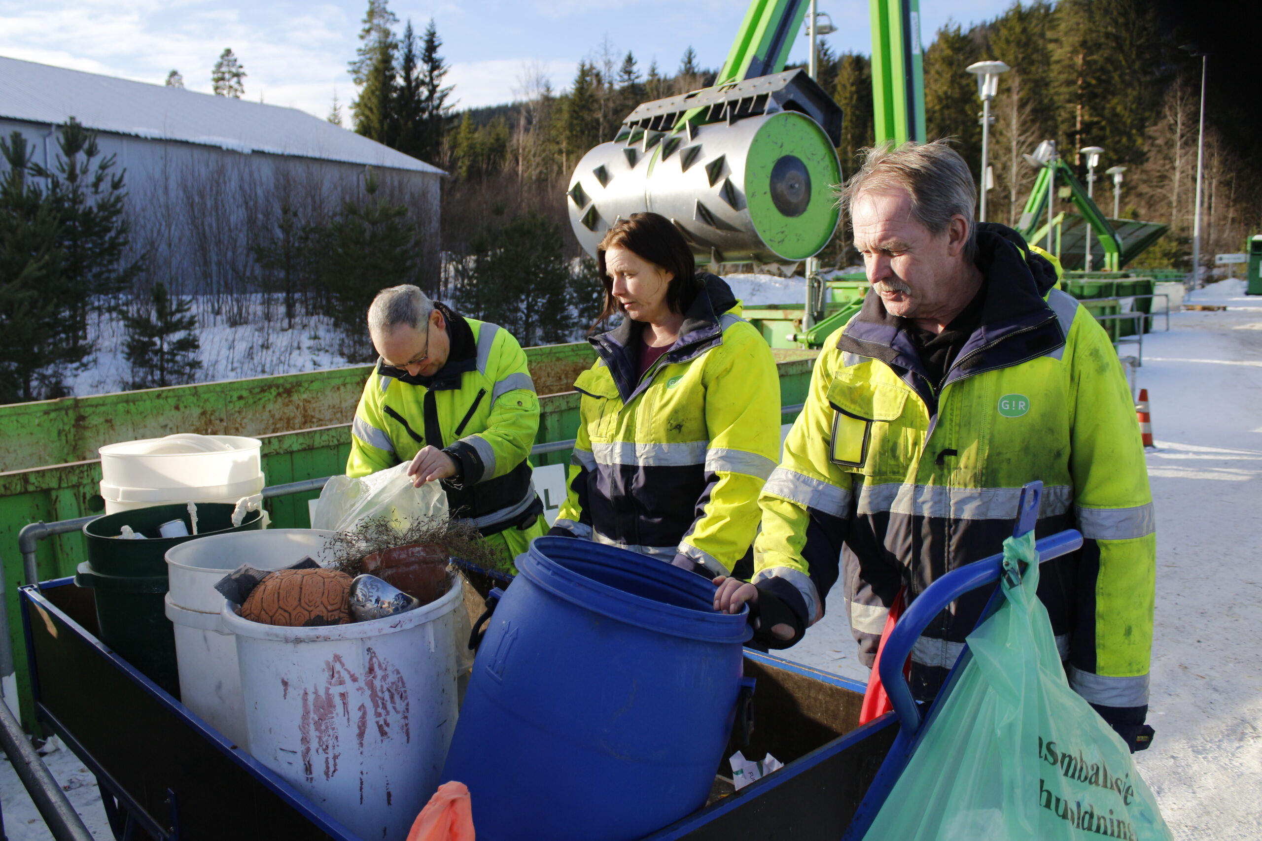 Det er fremdeles mange som også kaster ting i de blå eller sorte søppelposene. De ansatte sier de ofte må stoppe folk som kaster i sekker som ikke er gjennomsiktige, eller må hente opp sekkene av kontieinerne og sortere innholdet riktig.