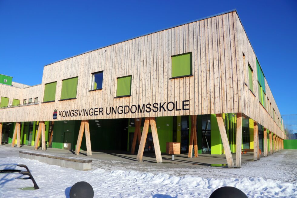 Det er to helsesykepleiere knyttet til Kongsvinger ungdomsskole. Rektor forteller hvor viktig de er for elevene, særlig under koronapandemien.