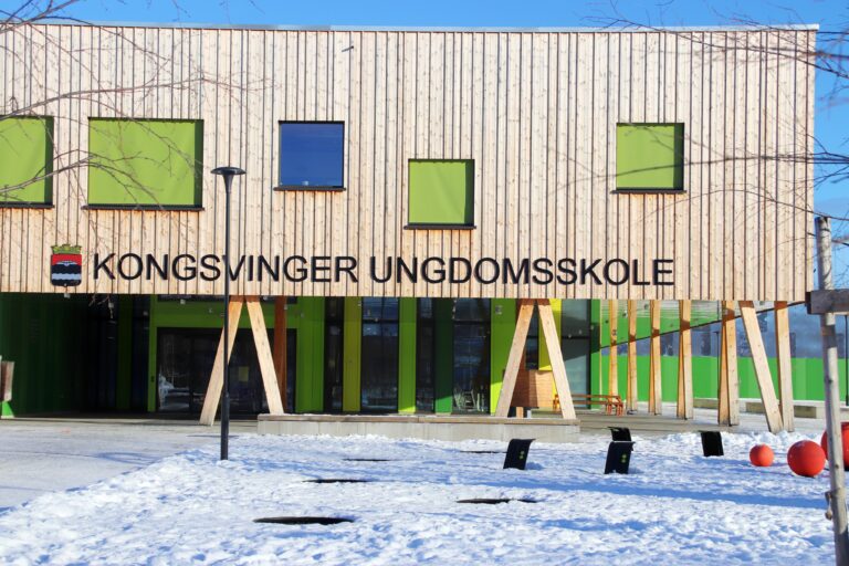 Det er to helsesykepleiere knyttet til Kongsvinger ungdomsskole. En tas ut av skolen og inn i arbeidet med vaksineringen.
