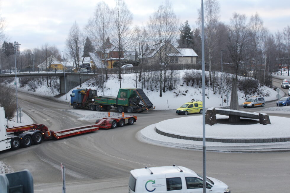 Den blå og grønne lastebilen som sto i morgentimene bom fast i rundkjøringen ved Sundehjørnet.