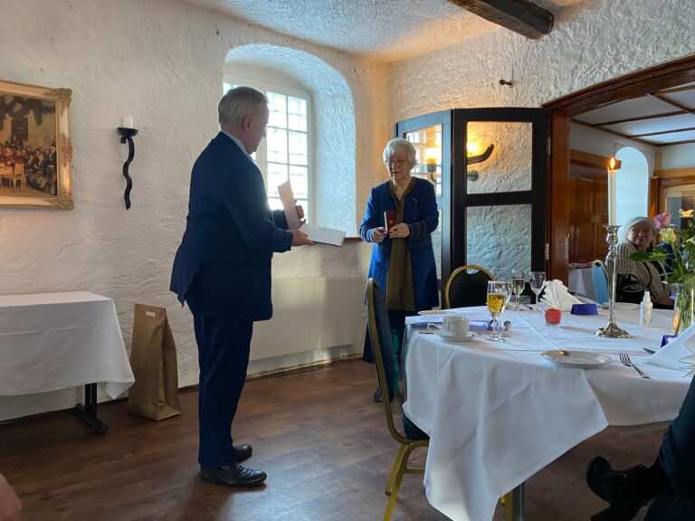 Statsforvalter Knut Storberget delte ut HK fortjenstmedalje til Rigmor Noer på Festningen.