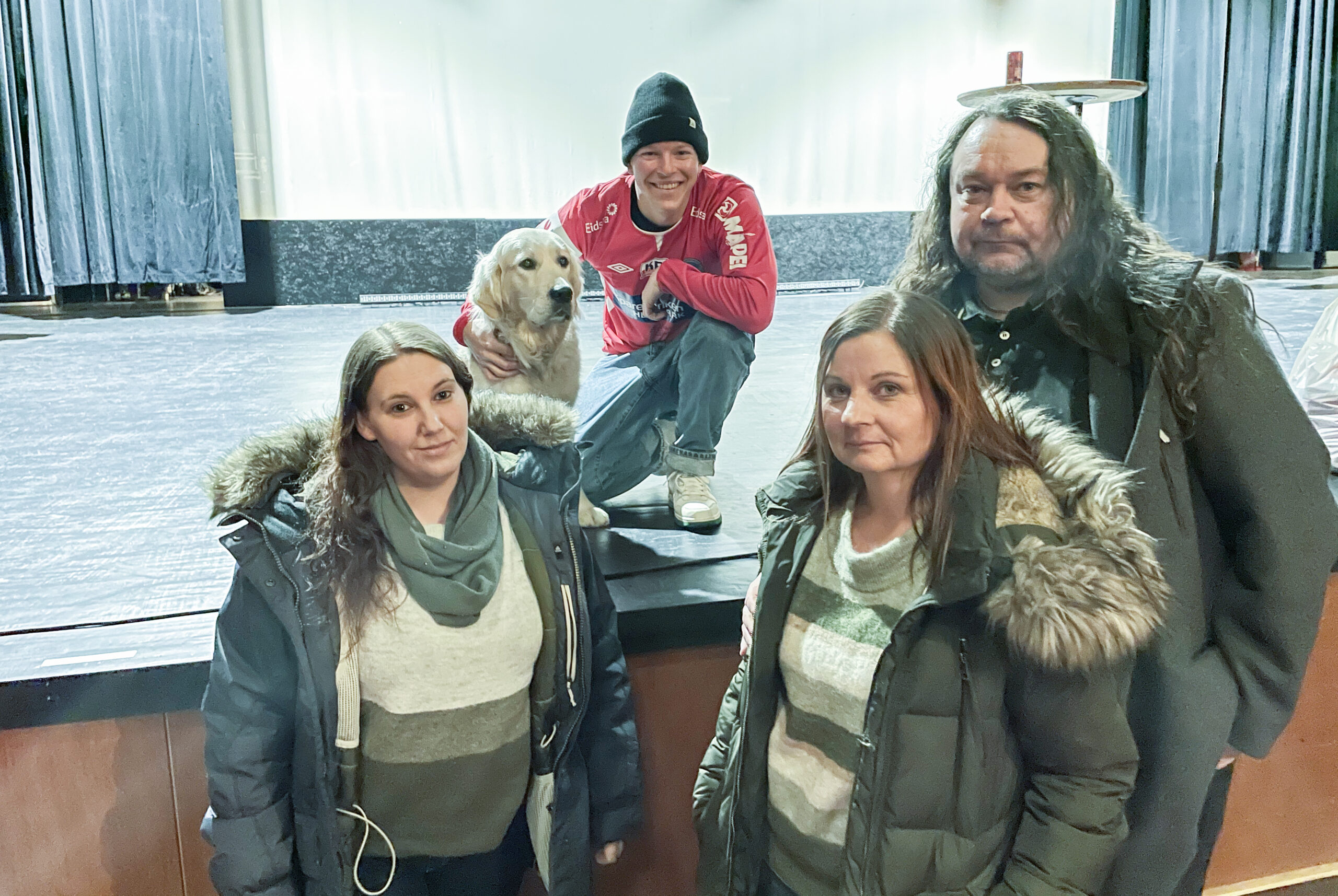 Monica Henriksen (t.v.), Line Andersson og Thomas Ramstad fra styret i Kongsvinger supporterklubb overrakte Rasmus Wold supporterutstyr etter showet. Rasmus hadde med seg sin 11 måneder gamle golden retriever til Kongsvinger.