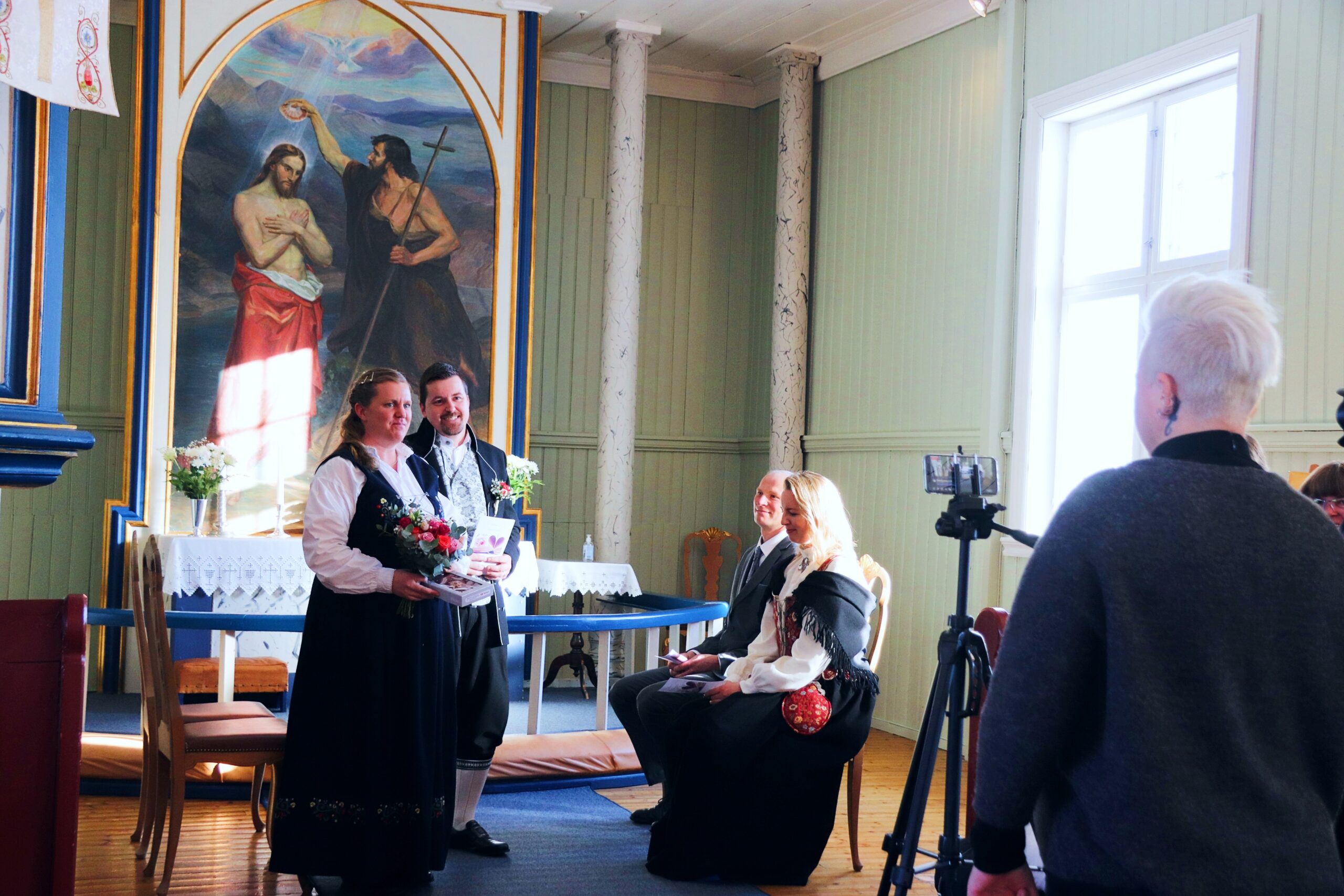 Camilla og Morten giftet seg i Austmarka kirke søndag. På bildet er også forloverne Ole Kristian og Ida Kristin Dahl. Vigselen ble direktesendt av prest Elisabeth Eriksen, slik at også familie i Sverige kunne følge den.