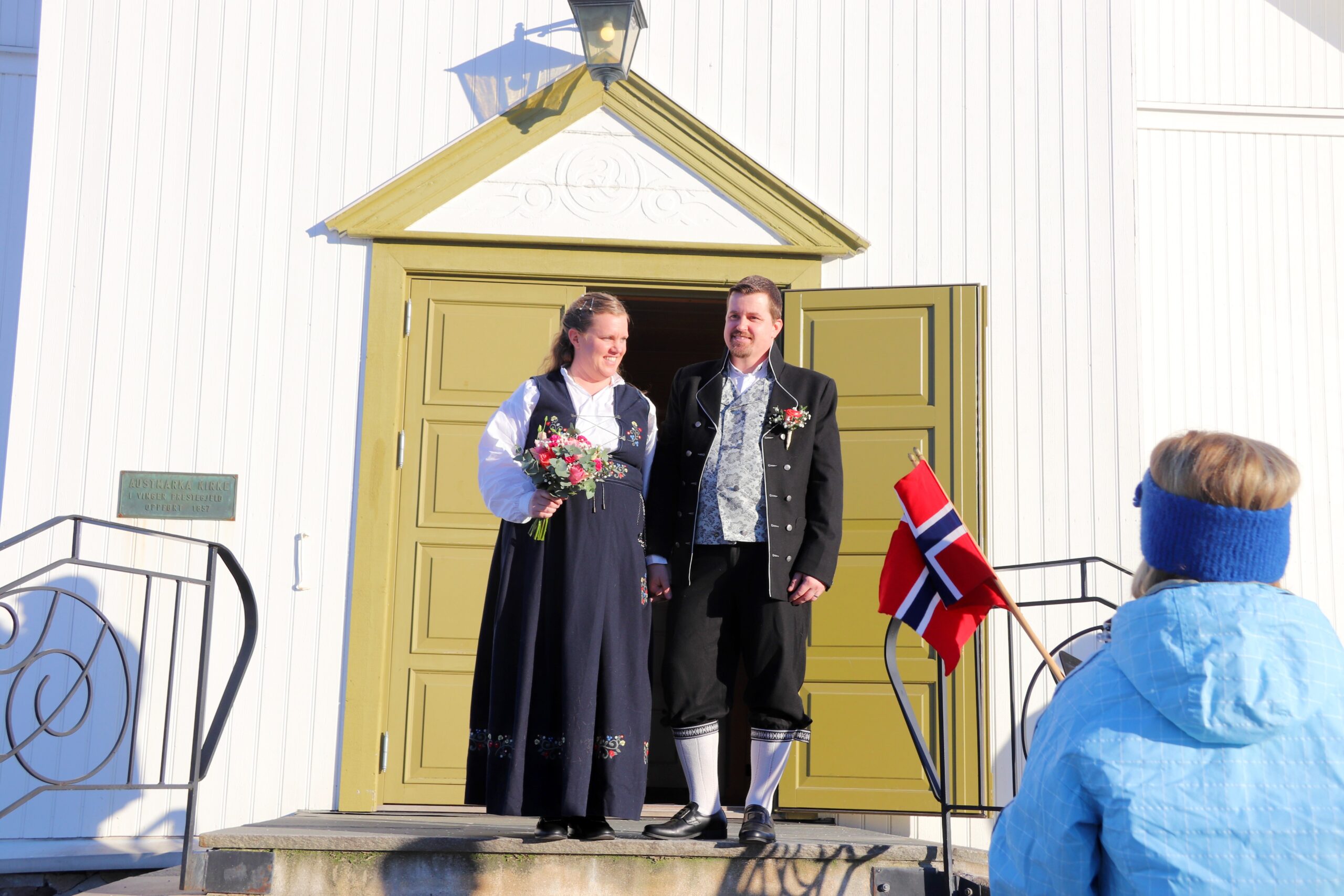 Utenfor kirken, og på en meters avstand, hadde flere møtt opp for å gratulerer Camilla og Morten med bryllupsdagen.