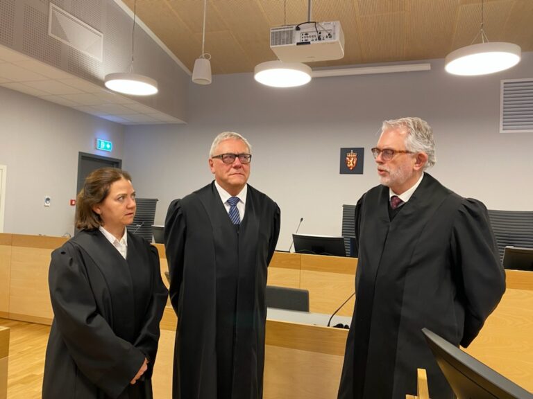 Advokat Ove Herman Frang forsvarer kongsvingermannen som er tiltalt for familievold mot samboeren sin gjennom mer enn 30 år. Hun nekter for at han har gjort henne noe fysisk i den halvt år lange perioden i 2019 som tiltalen omfatter.