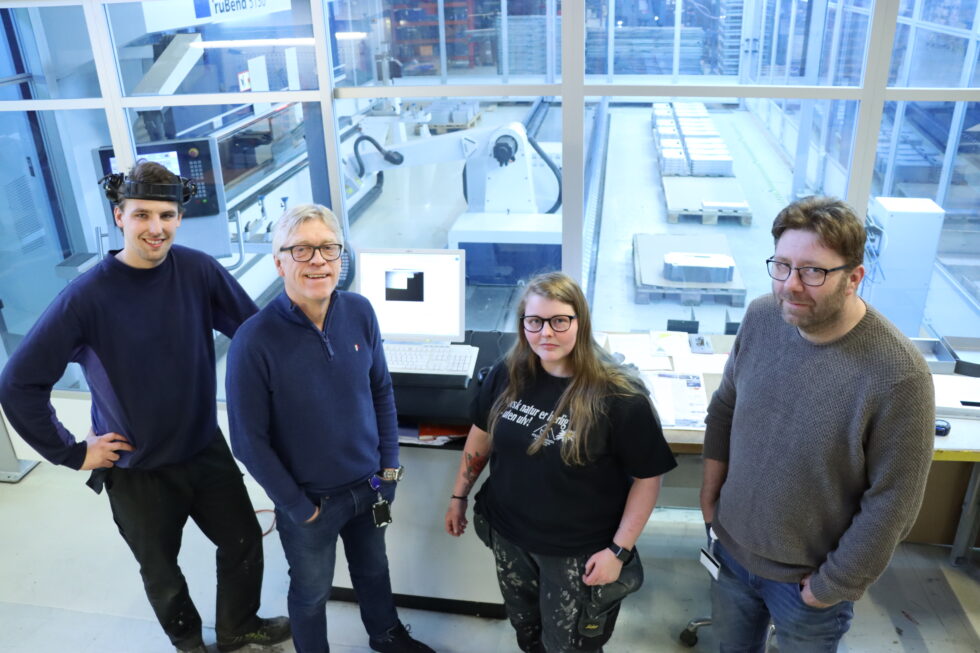Mats André Bredesen (t.v.), Morten Frantzbråten, Jenni Tønnes og Sveinar Sæterberget slår et slag for unge mennesker inn i industrien. Nå roper industrien etter arbeidskraft, forteller de.