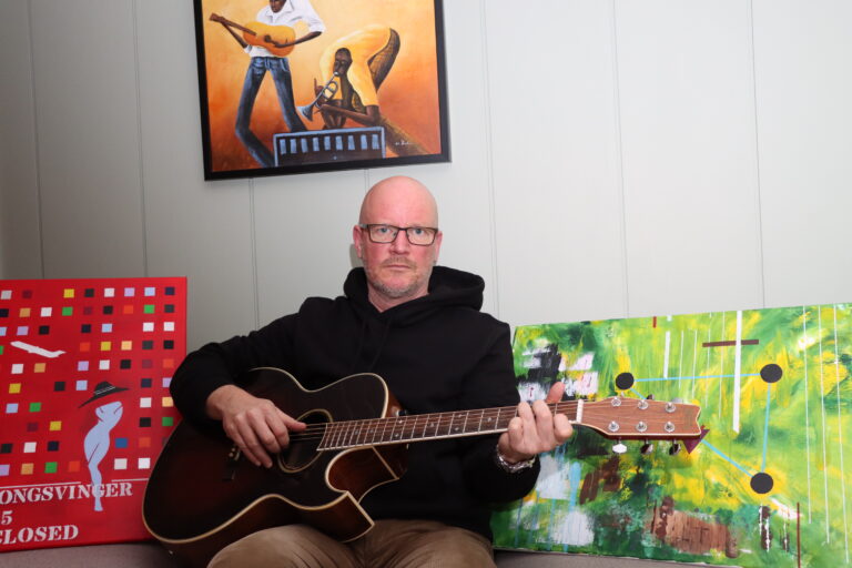 Gitar og malerier er blitt morsommere enn fotball for Johan Hammarström. Med en litt annen vennekrets i ungdommen, kunne det fort blitt musikk i stedet for fotball.