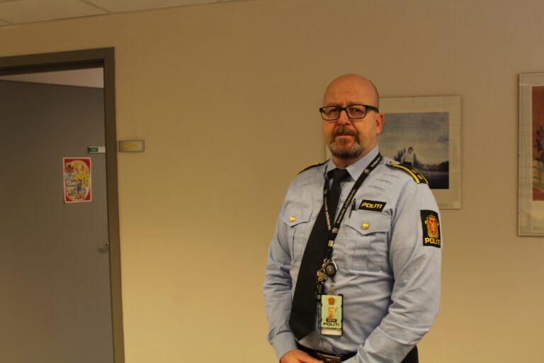 – Når du tar det valget å slå noen i ansiktet, så tar du en veldig farlig avgjørelse, for du vet ikke hvor stor skade du kommer til å gjøre, sier politikontakt Halvor Østlid.