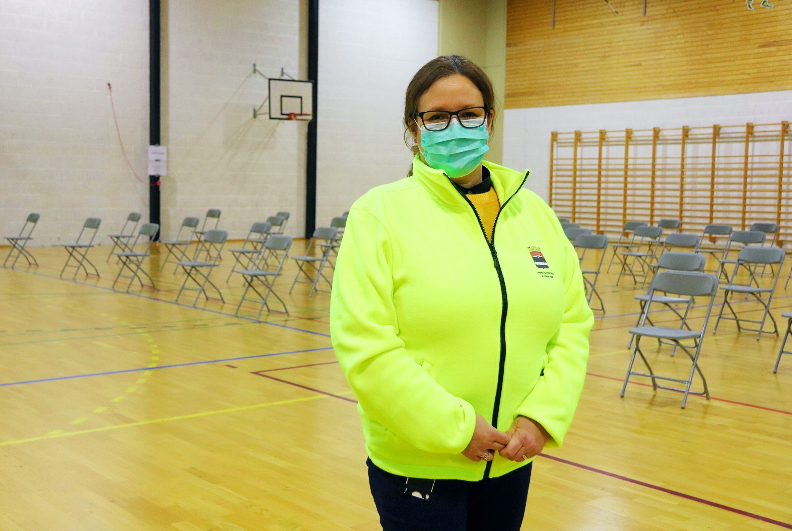 Onsdag er det spesialvernepleier Linda Nyman Tuer som følger med på de vaksinerte.