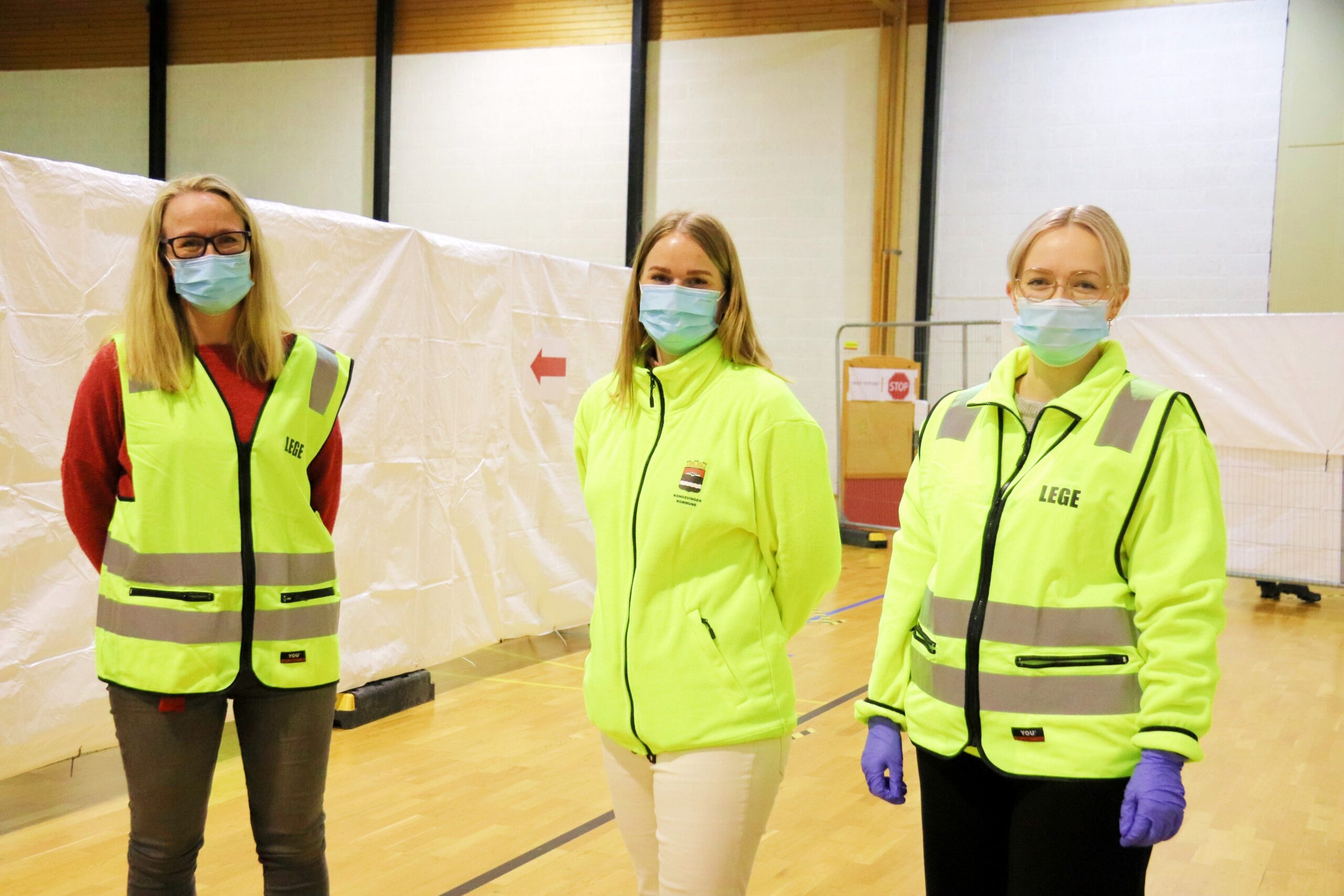 Kommuneoverlege Camilla Kvalø Smedtorp, vaksinekoordinator Linda Langfoss Utgård og lege Ingrid Fløiten Nordli er på plass i Holthallen, som skal brukes som vaksinelokale i kommunen fremover.
