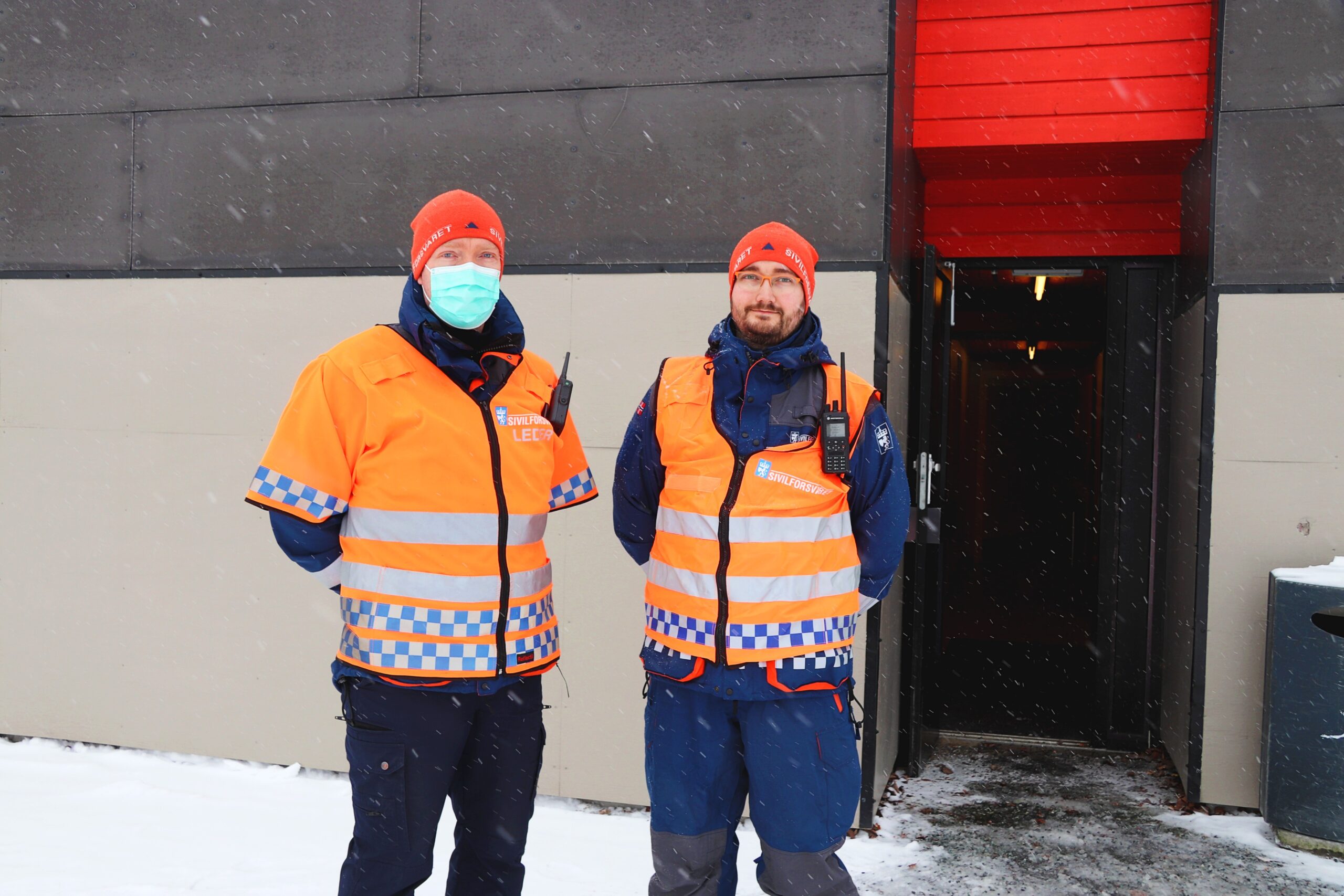 Sivilforsvaret ved leder Tommy Lismoen og Martin Sidselsrud Christiansen møter deg i inngangen for vaksinering.