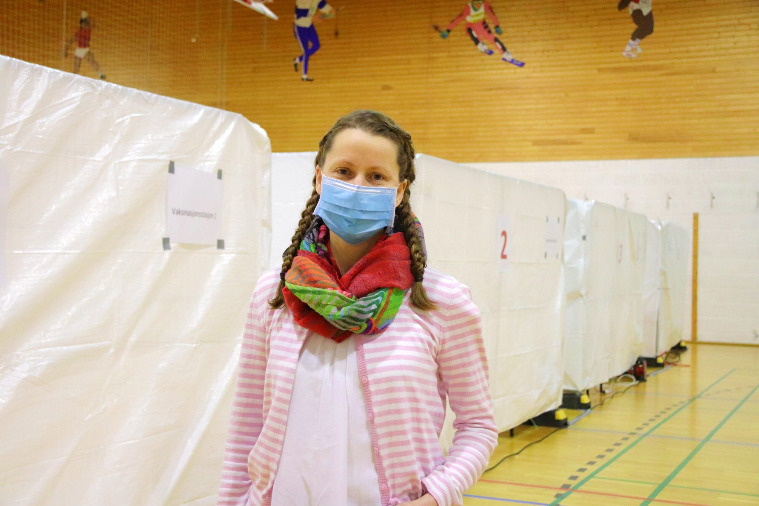 Jordmor Malin Johnsrud Heiberg var den første til å teste ut vaksineringen i Holthallen. Hun er prioritert helsepersonell og er nå vaksinert med første dose.