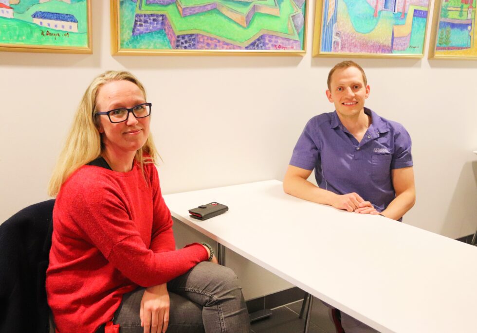 Forhåpentligvis går det mot lysere tider, men vaksinen er det eneste vi har for å bekjempe pandemien vi står i, understreker kommuneoverlege Camilla Kvalø Smedtorp og fastlege Håvar Rimfeldt-Kvale.