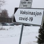 Vaksinasjonskilt til Holthallen, hvor vaksineringen av befolkningen er i gang.