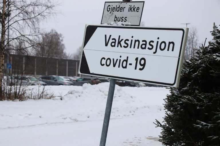 Vaksinasjonskilt til Holthallen, hvor vaksineringen av befolkningen er i gang.