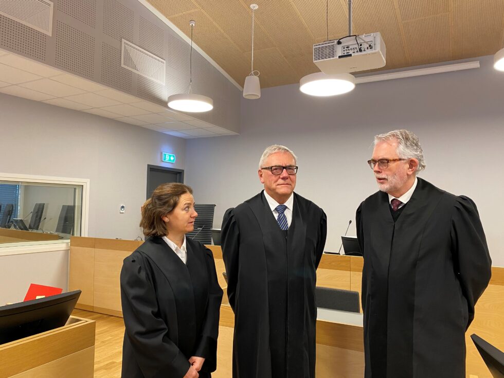 Bistandsadvokat Siri Brænden la ikke ned påstand om erstatning til den fornærmede kvinnen i samboervold-saken, fordi kvinnen nekter å ha blitt utsatt for vold. Aktor Helge A. Eidsvaag (i midten) påsto fengsel i to år og fire måneder, mens advokat Ove Herman Frang påsto full frifinnelse.