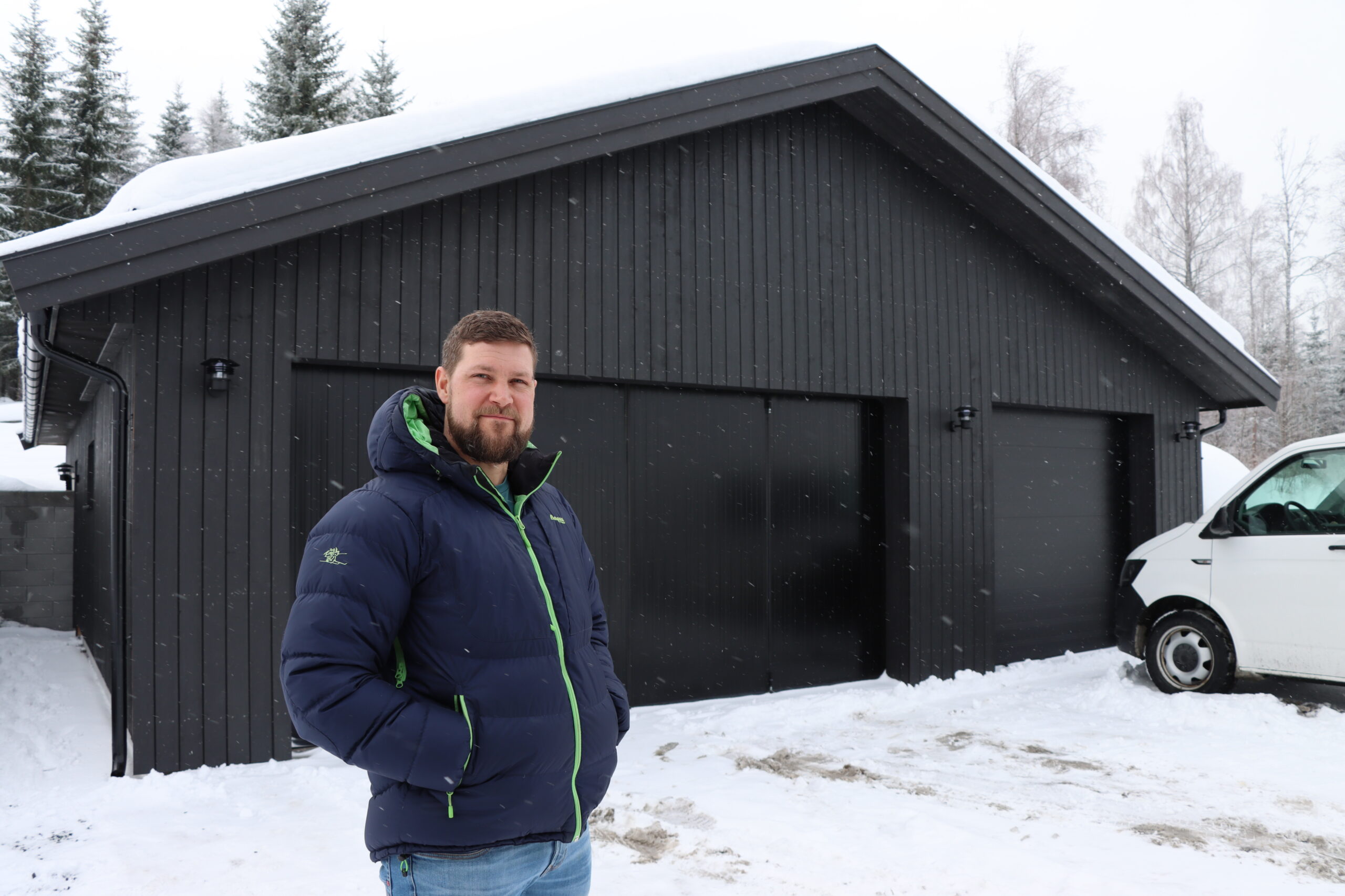 Patrick Fjell har ikke vært tømrer på mange år, men har nok av erfaring. Denne store garasjen hjemme har han bygget selv.