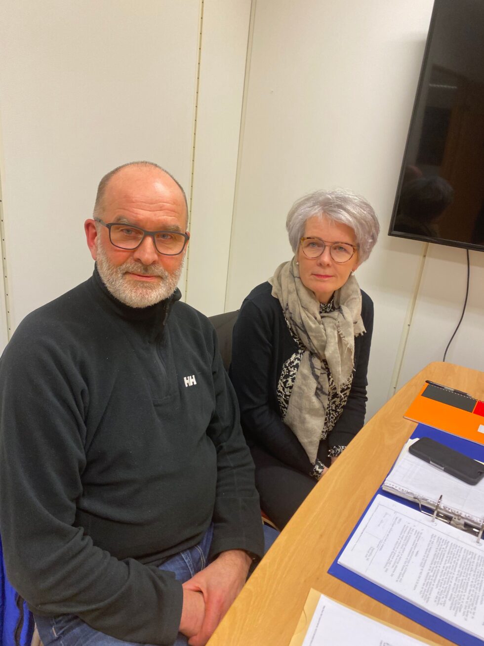 Ekteparet Kari og Jan Mellem står fram om sin fortvilede vannlednings-situasjon på vegne av huseierne i Lia som risikerer millionutgifter på en ledning de ikke visste de eide.