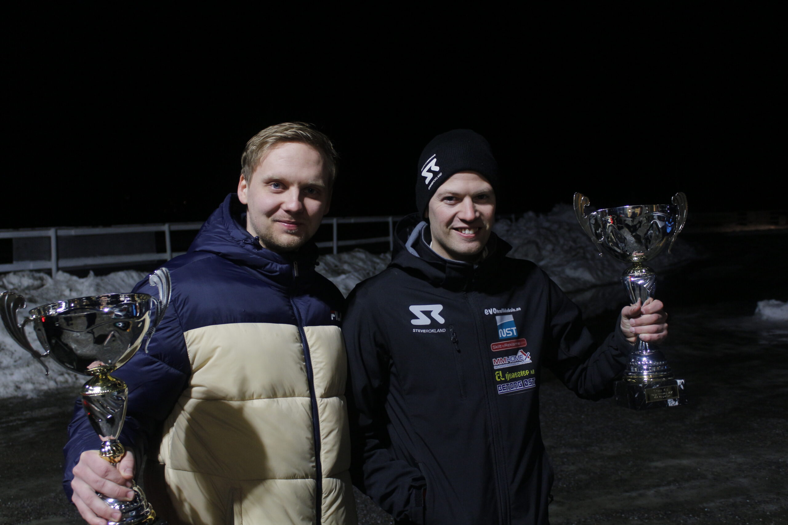 Jørgen Eriksen og Steve Røkand var ikke tilstede på utdelingen, men plukket heller opp pokalene etterpå.