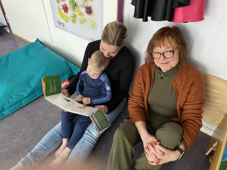Daglig leder Hilde Hilde Vrangsagen (t.h.) mener det er viktig å tenke nytt og vil nå tilvenne barn og foreldre livet i barnehagen på en ny måte.