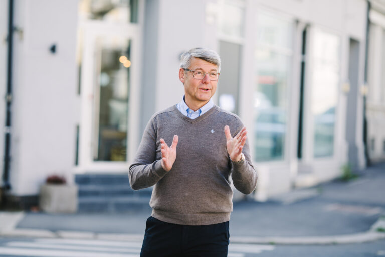 Morten Andreas Meyer mener at kommunen har sviktet som ikke har bidratt til å tinglyse ansvarsforholdet ved de private stikkledningene.