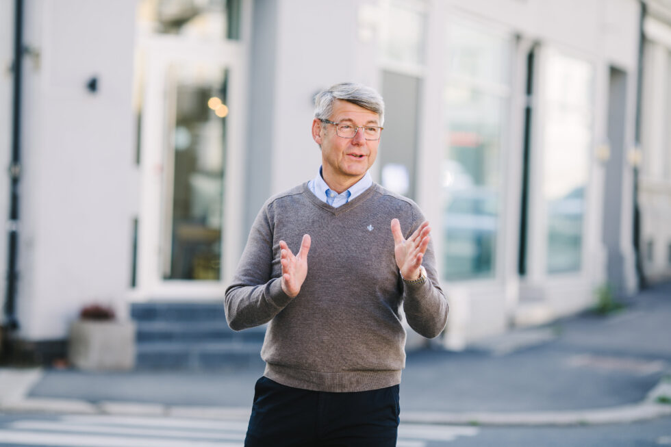 Morten Andreas Meyer mener at kommunen har sviktet som ikke har bidratt til å tinglyse ansvarsforholdet ved de private stikkledningene.