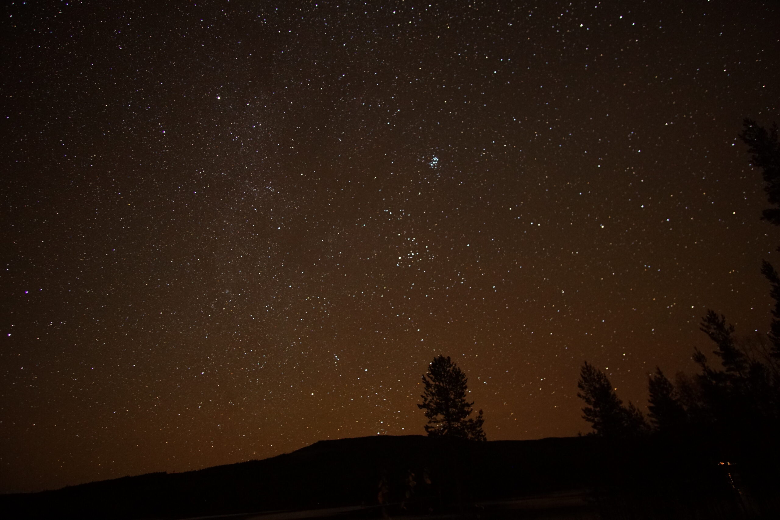 Bilde av nattehimmelen tatt nære Abbortjern inne på Finnskogen i retning Kongsvinger. Foto: Vilni Verner Holst Bloch.
