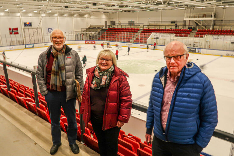 Rolf Erik Johnsen (t.v.) og Terje Martinsen var to av ildsjelene som stiftet ishockeyklubben for 60 år siden.