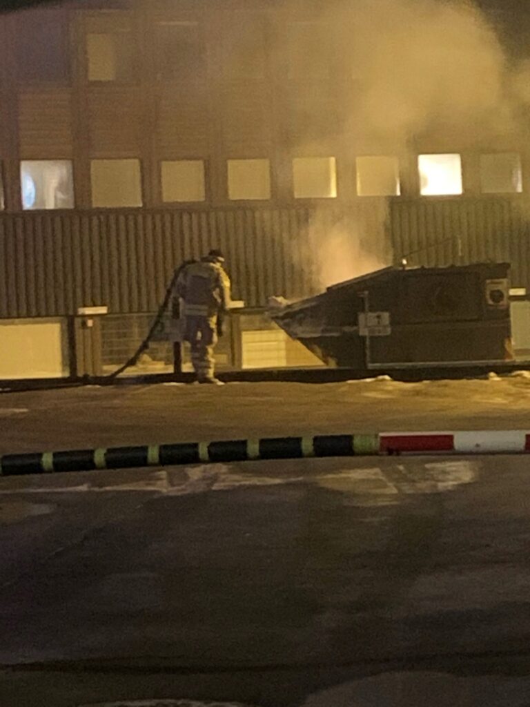Det brant i en container ved Storgata tirsdag kveld.