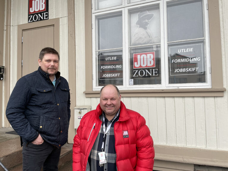 Nils Kristian Skjæret (t.v.) og Per Toni Grundt hos Jobzone vil gjerne ha tips om kandidater som fortjener en påskjønnelse.