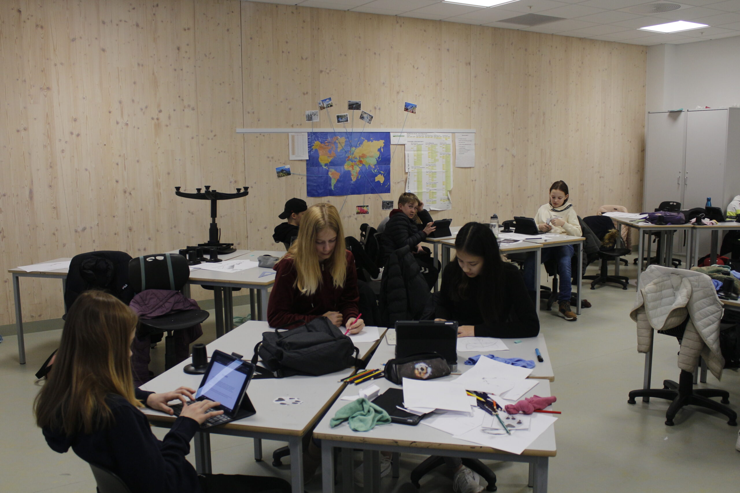 I klasserommene sitter åttendeklassingene godt i gang med research og arbeid med veggavisene de skal henge opp på fredagen.