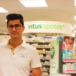 Reseptarfarmasøyt Aqil Hosseini (30) ved Vitusapotek Kongsvinger sier det er positivt om farmasøytene får rekvireringsrett. Per i dag kan leger og helsesykepleiere rekvirere covid-19-vaksiner og sykepleiere fikk fra nyttår en midlertidig rett.